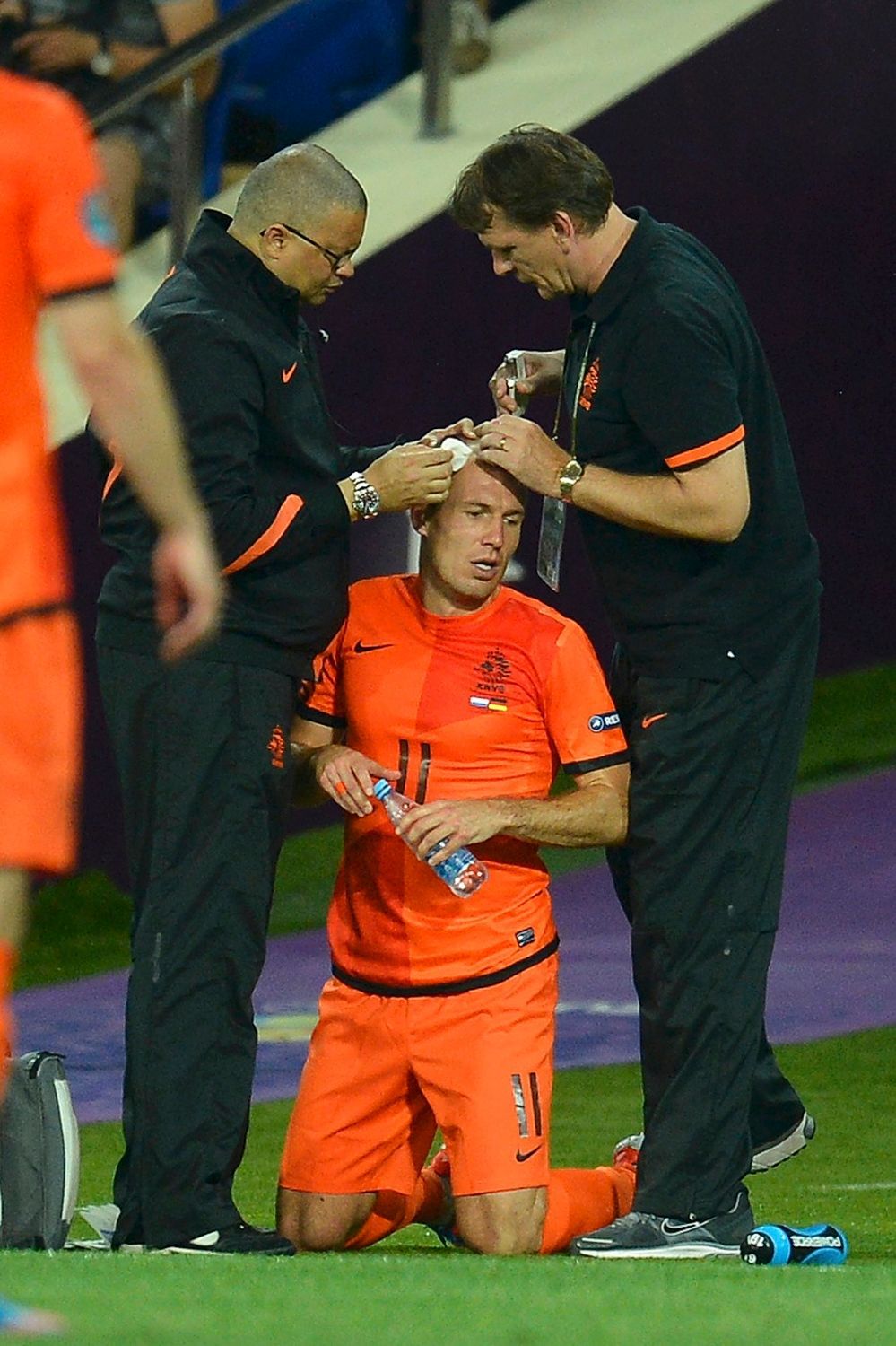 Arjen Robben je ošetřován v utkání Nizozemska s Německem na Euru 2012