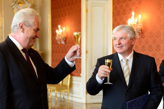 Prezident Miloš Zeman (vlevo) jmenoval 25. června 2013 na Pražském hradě novým premiérem bývalého ministra financí Jiřího Rusnoka (vpravo).