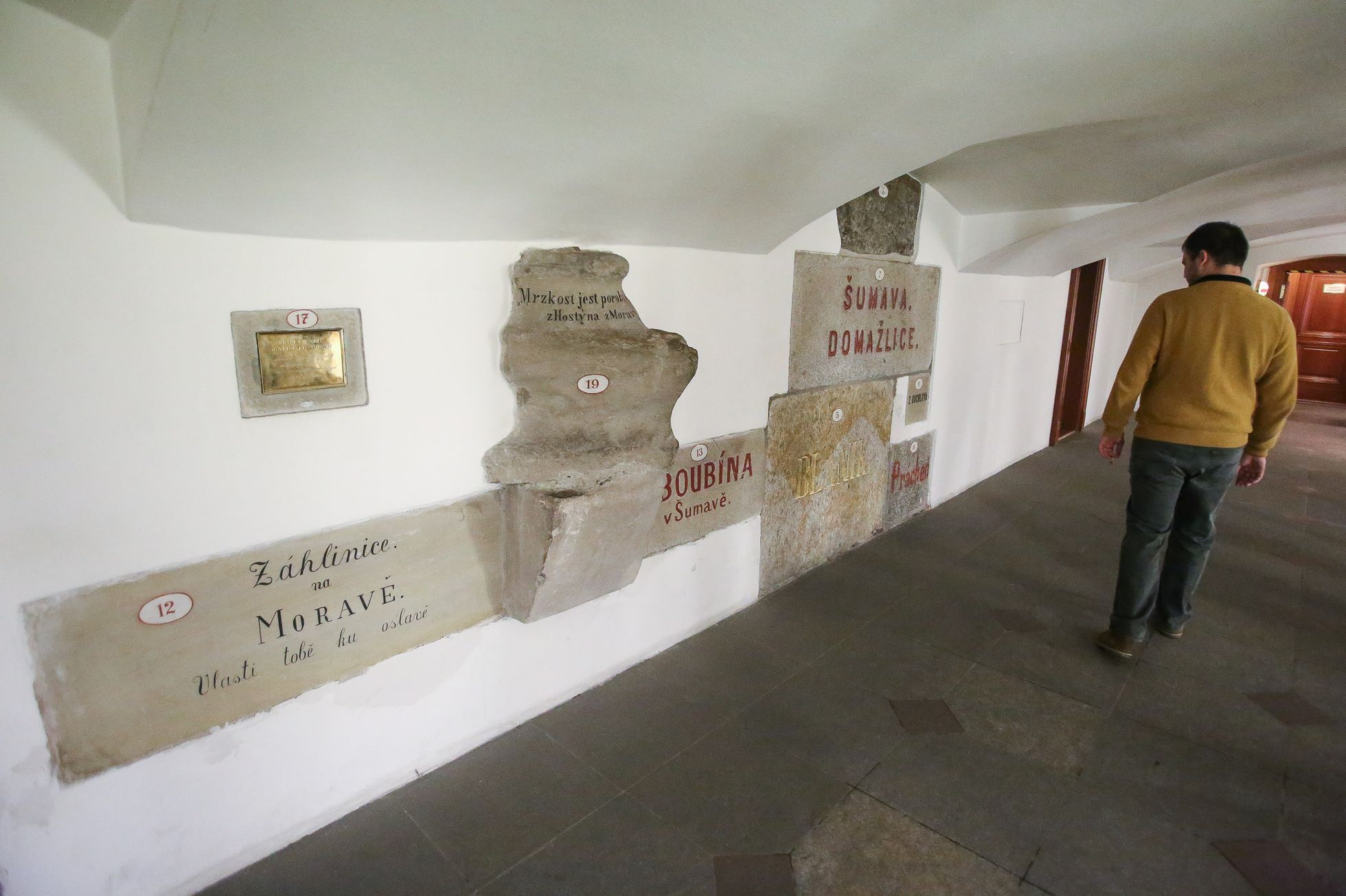 Na den pod zem - prohlídka podzemí Národního divadla a kostela Pražského Jezulátka