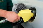 Benzín je stále levnější, ceny klesají v celé zemi