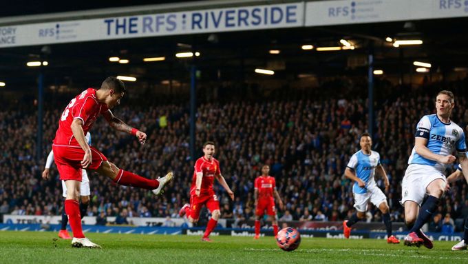 Philippe Coutinho z Liverpoolu dává gól vítězný gól Liverpoolu ve čtvrtfinále Anglického poháru proti Blackburnu Rovers.
