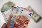 Počet padělaných eurobankovek loni klesl o 18 procent. Důvodem je i covid