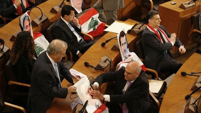 Protisyrská koalice má ve 128členném libanonském parlamentu se svými 68 poslanci mírnou většinu. Na pět poslanců byly totiž spáchány atentáty.