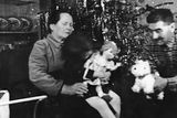 "Vánoce 1956. Přijela babička s dědečkem. Už v té době byli velmi staří. Vím, že jsem dostala kočárek s panenkou - sen holčiček."