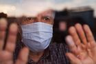 Vláda boj s pandemií nezvládá, myslí si Češi. Trápí je strach, stres i nespavost