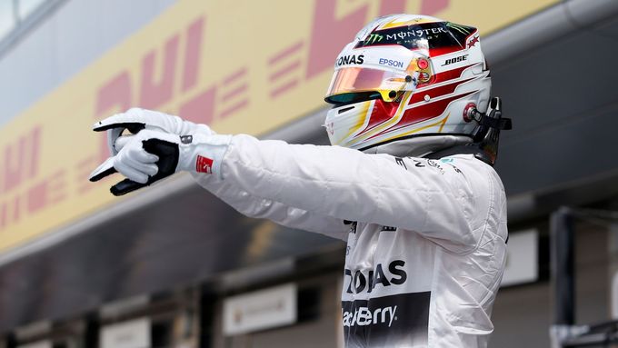 Lewis Hamilton slaví vítězství v kvalifikaci v Silverstone.