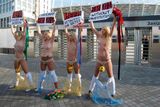 Euro vyvolává i protesty aktivistek z hnutí FEMEN. Pryč s prostitucí, upozorňují před svátkem fotbalu na Ukrajině.