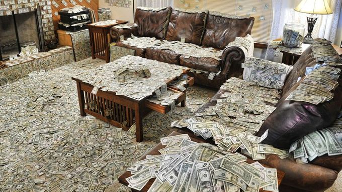 Zřejmě takto se cítil miliardář Aliko Dangote, když si domů přivezl miliony a vyskládal je v pokoji. (Ilustrační foto)