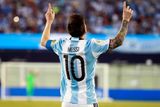 Jen pár měsíců předtím ovšem Messi dovedl argentinskou dvacítku k titulu na mistrovství světa, kde i díky šesti vstřeleným brankám získal cenu pro nejlepšího hráče turnaje.