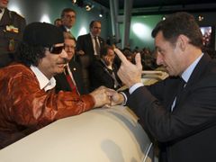 Libyjský vůdce Muammar Kaddáfí přiletěl v prosinci 2007 do Paříže na pětidenní oficiální návštěvu po 34 letech. Na snímku s Nicolasem Sarkozym.