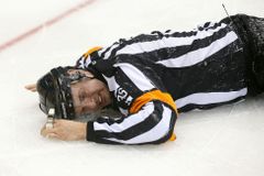 VIDEO Frustrovaný Wideman srazil v NHL na led rozhodčího