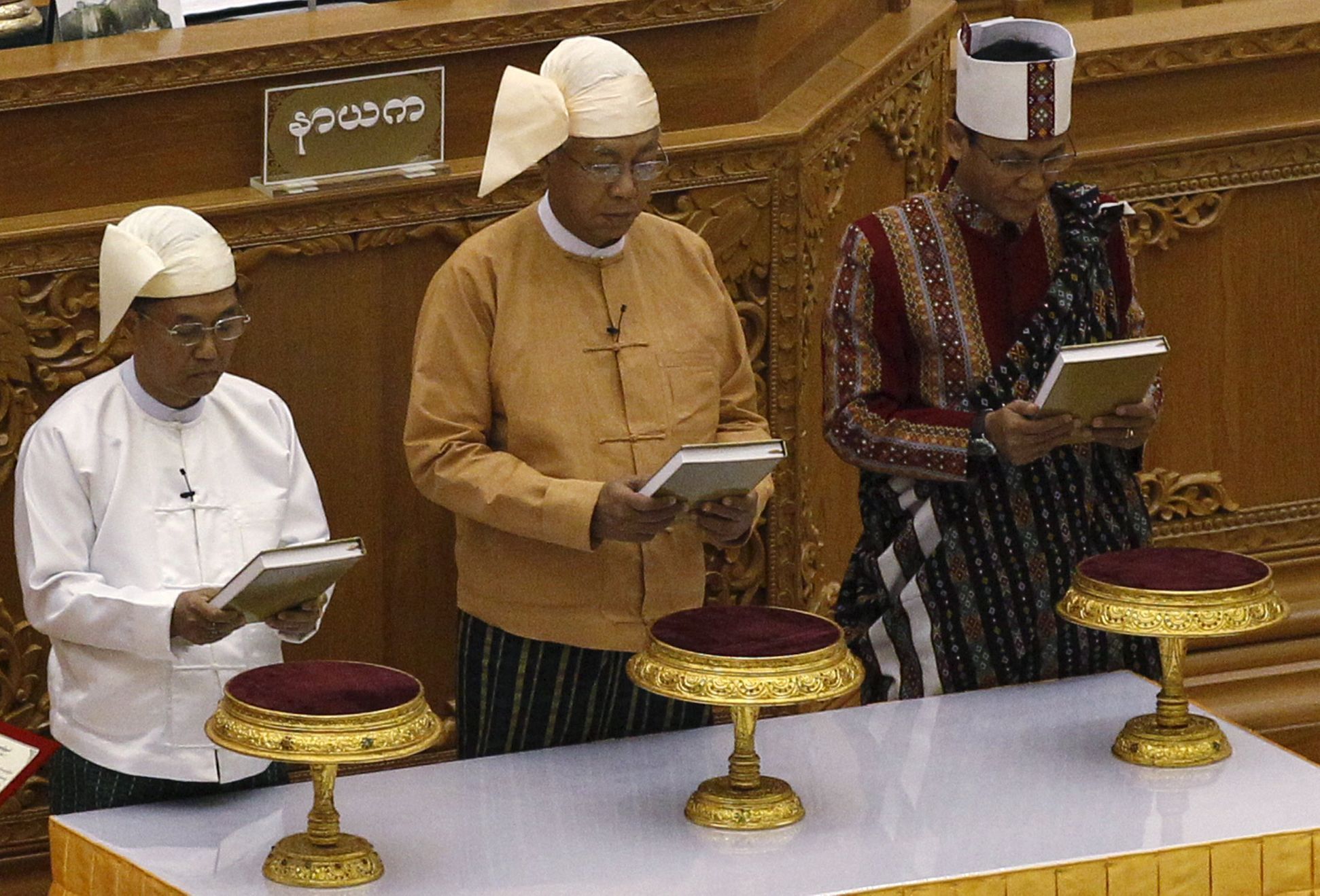 Nový barmský prezident Tchin Ťjo (uprostřed) při skládání přísahy v parlamentu