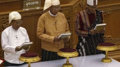 Nový barmský prezident Tchin Ťjo (uprostřed) při skládání přísahy v parlamentu