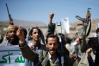 Rebelové v Jemenu vězní vládu. OSN hrozí sankcemi