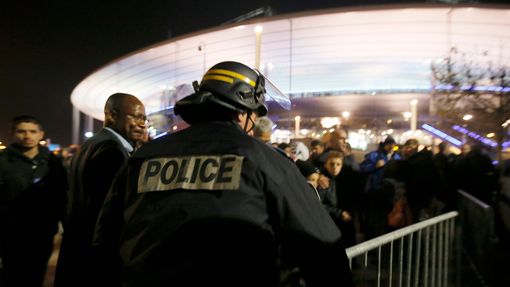 Policie v okolí Stade de France po zápase Francie vs. Německo.