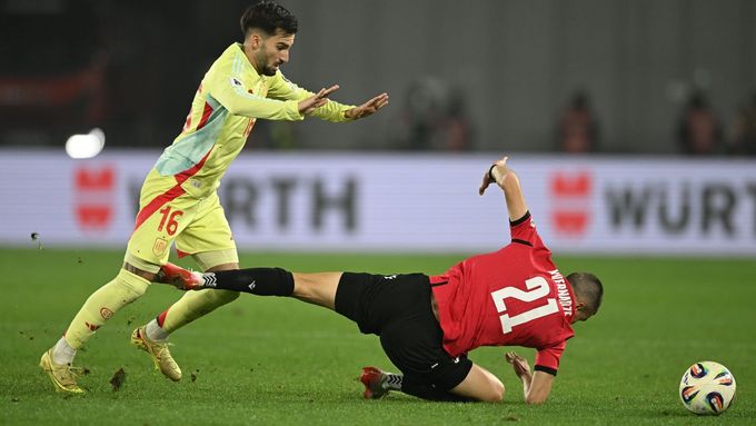 Alex Baena ze Španělska (vlevo) bojuje o míč s Giorgim Kvernadzem z Gruzie.