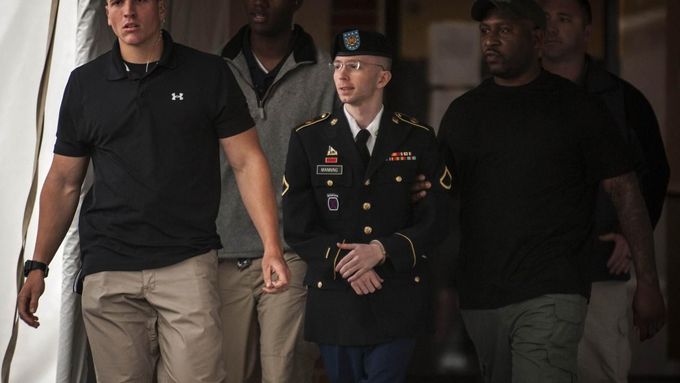 Bradley Manning s eskortou.