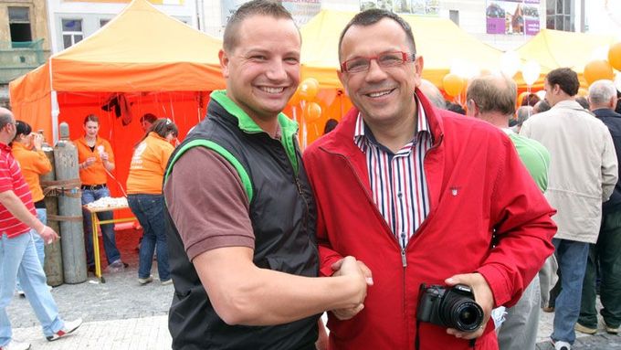 Tomáš Horáček (na snímku vlevo) s poslancem Jaroslavem Foldynou.