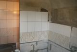 Rodina se rozhodla v nové koupelně zachovat prostornou vanu i sprchový kout, protože každý člen rodiny preferuje jiný způsob koupání.