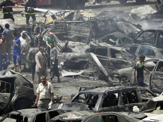Scéna po výbuchu bomby u iráckého ministerstva zahraničí.