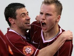 Obránce Michal Kadlec (vpravo) už za Spartu pár týdnů nehraje, ale v lize dal víc gólů než exreprezentační útočník Kulič (vlevo).