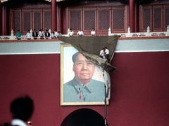 Čína - Tiananmen - 23. května 1989 - strhávání portrétu Mao Ce-tunga