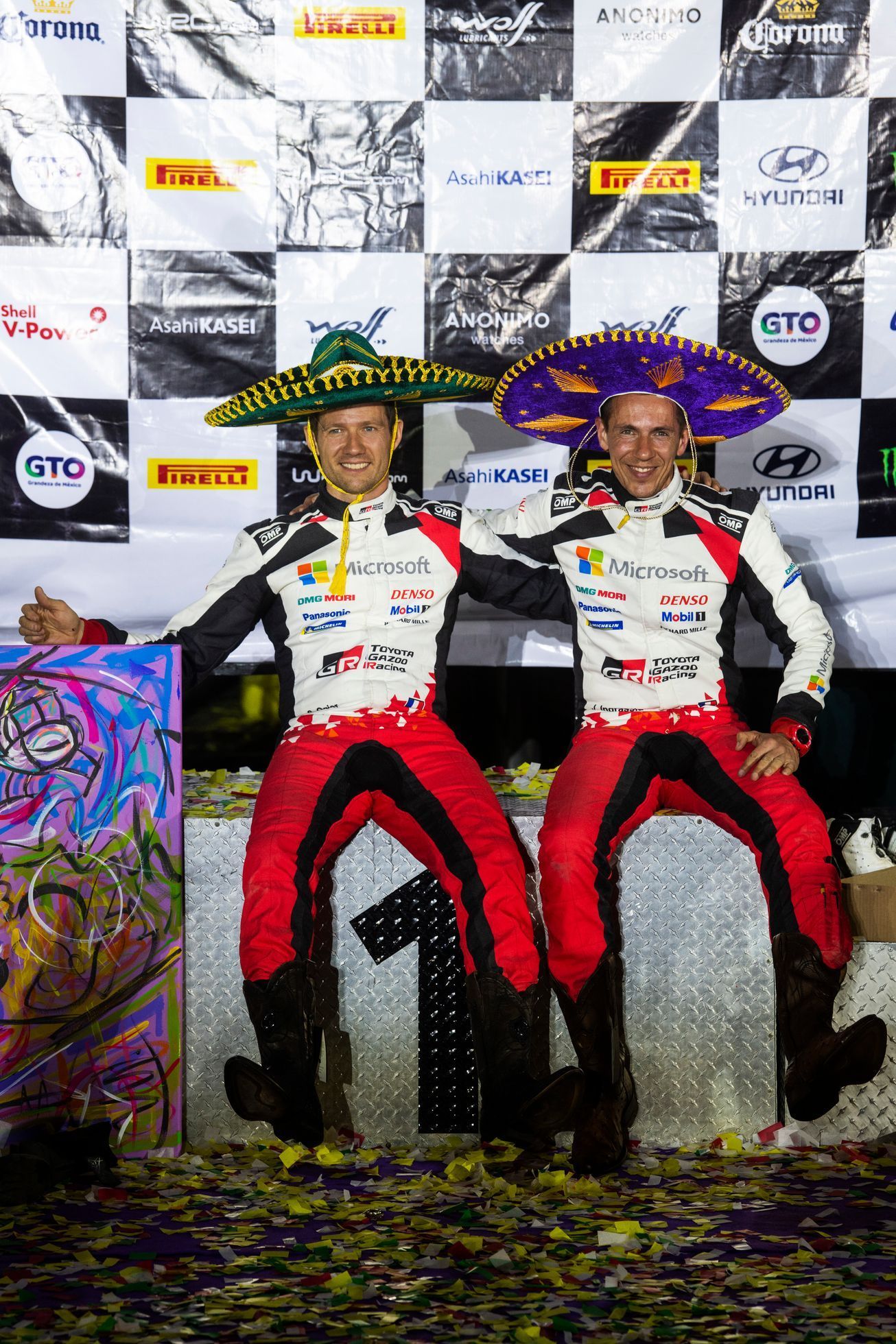 Sébastien Ogier a navigátor Julien Ingrassia z týmu Toyota slaví triumf v Mexické rallye 2020