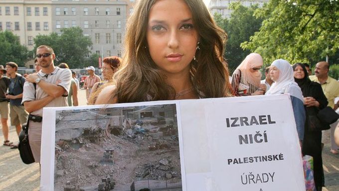 Obě strany předkládaly argumenty o tom, že ta druhá se dopouští neodpustitelných činů.