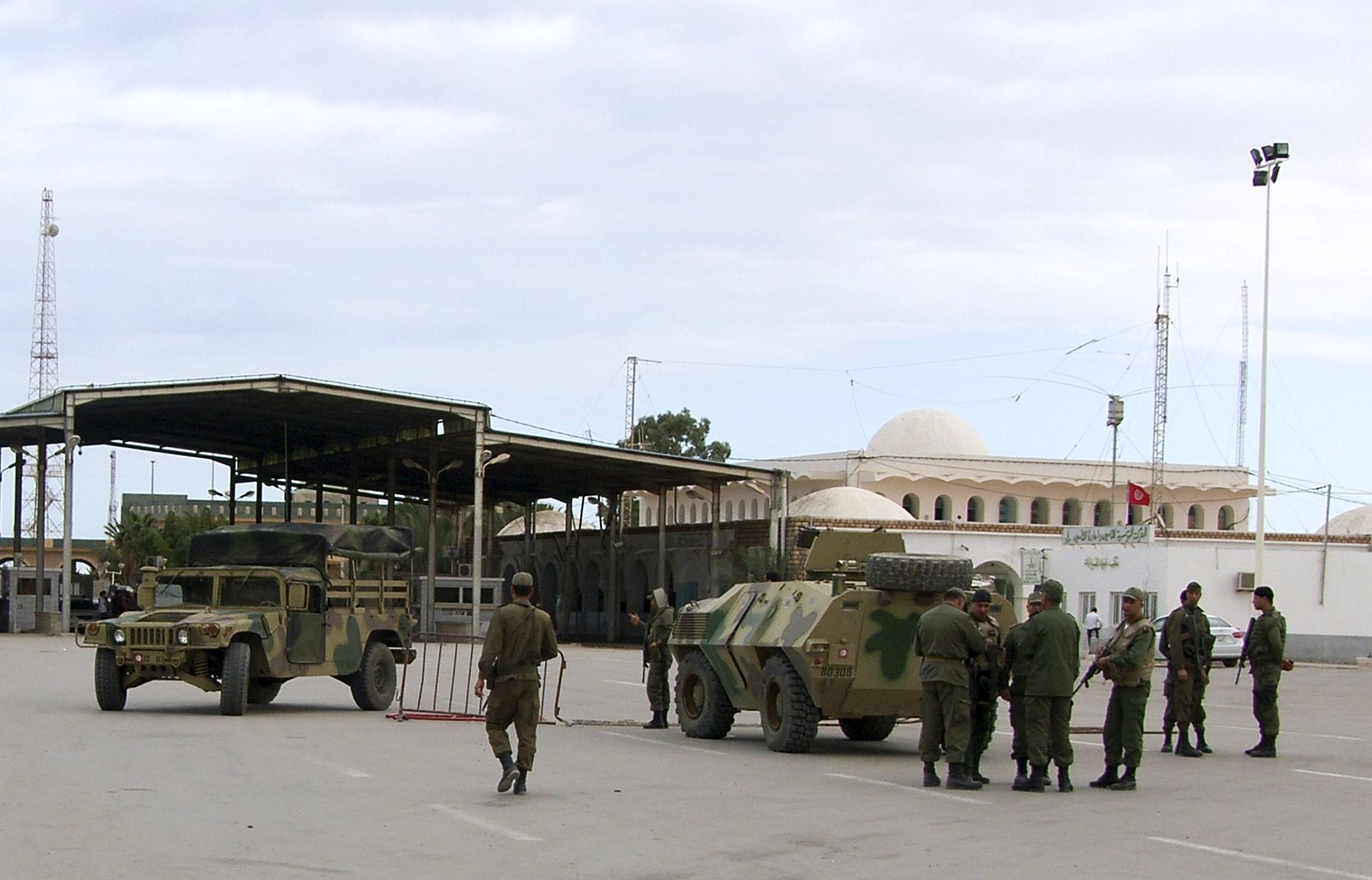 Tuniští vojáci nedaleko libyjské hranice, kde na ně v pondělí zaútočili extremisté.