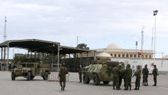 Tuniští vojáci nedaleko libyjské hranice, kde na ně v pondělí zaútočili extremisté.