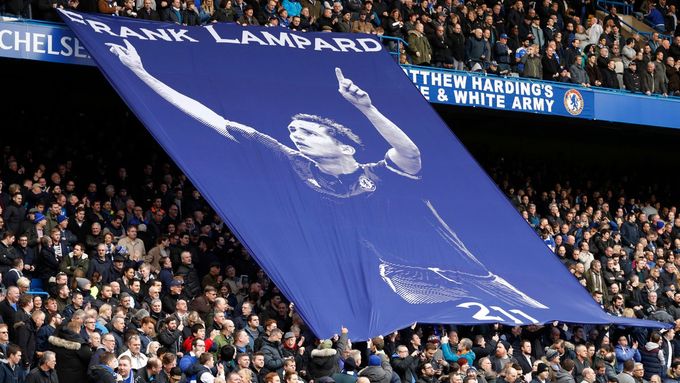 Wenger sledoval z tribuny, jak fanoušci Chelsea oslavili vítězné derby a vzdali hold Lampardovi