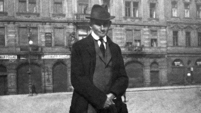 Spisovatel Franz Kafka na pražském Staroměstském náměstí v letech 1920 až 1921.