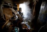 Fotograf agentury Reuters Toru Hanai jeden takový byt v Tokiu navštívil. Zesnulý nájemník zde bez povšimnutí byl přibližně měsíc. Na to, že zemřel, upozornil sousedy až zápach.