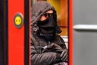 Cestující se chrání ve vagonu metra rouškou proti případnému nakažení koronavirem (13. března 2020)