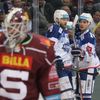 38. kolo hokejové extraligy 2018/19, Sparta - Kometa: Zleva Martin Dočekal, Jan Štencel a Dalimil Mikyska slaví gól Komety.