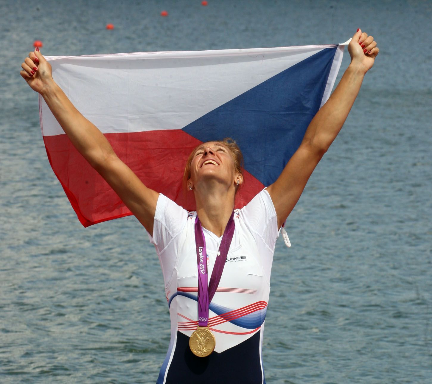 Česká veslařka Miroslava Knapková slaví zlatou medaili na OH 2012 v Londýně.
