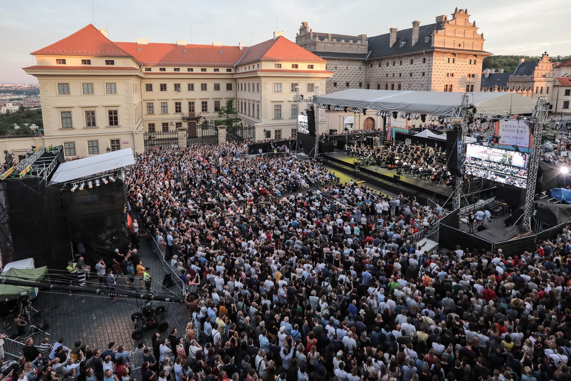 Česká filharmonie - koncert filmové hudby zdarma na Hradčanském náměstí v Praze