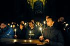 Duka zapálil velikonoční svíci ve svatovítské katedrále. Na noční obřady přišly desítky lidí