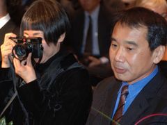 Haruki Murakami si přijel do Prahy pro Cenu Franze Kafky v roce 2006 i s manželkou Yoko.