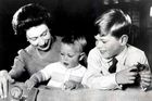 Toto rozhodnutí, které učinil král, jenž stále prochází léčbou rakoviny, patří k nejdramatičtějším krokům proti členovi královské rodiny v moderní britské historii a zároveň odráží snahu ochránit monarchii, která ztrácí podporu mladší generace Britů (na snímku z roku 1965 královna Alžběta se svými syny Andrewem a Charlesem).
