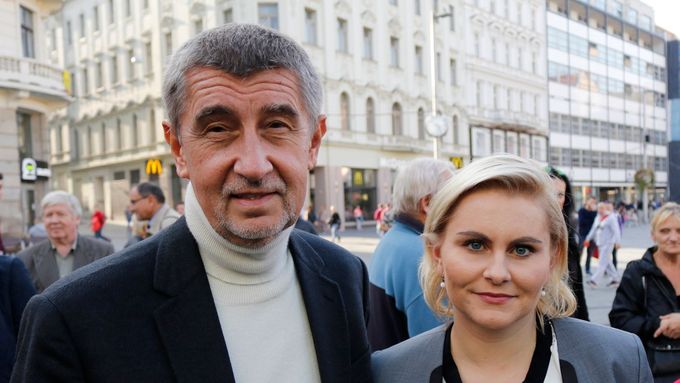 Končící ministryně spravedlnosti Taťána Malá a její předpokládaný "nástupce" ve funkci Andrej Babiš.