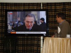 Krátce před 14:00 panovala na štábu Jany Bobošíková nuda, novináři si dlouhou chvíli krátili sledováním Karla Gotta v televizi.