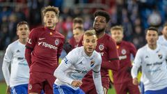 20. kolo Fortuna:Ligy, FC Baník Ostrava - AC Sparta Praha: Nemanja Kuzmanovič před Benjaminem Tettehem
