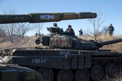 Separatisté začali stahovat tanky z Novoazovska