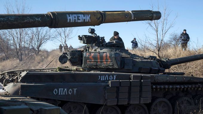 Tank doněckých separatistů u cesty z Vuhlehirsku do Debalceve