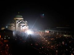 Tisíce lidí svírají v rukou svíčky a společně se modlí před hlavním pravoslavným svatostánkem v Bělehradě. Poklidná bohoslužba za spásu Srbů probíhala ve stejný okamžik, kdy dav raboval americkou ambasádu. Obě místa byla od sebe vzdálena jen několik set metrů.