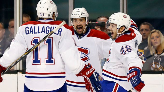 Tomáš Plekanec (uprostřed) slaví jeden ze tří gólů Montrealu v síti Bostonu Bruins.