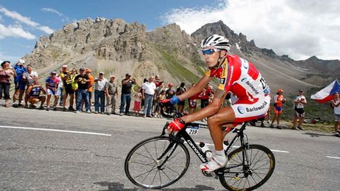 Kolumbijec Juan Mauricio Soler si jede pro vítězství v královské etapě Tour de France, která končila v Brianconu.