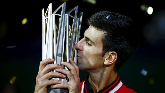 Novak Djokovič s trofejí pro vítěze turnaje.