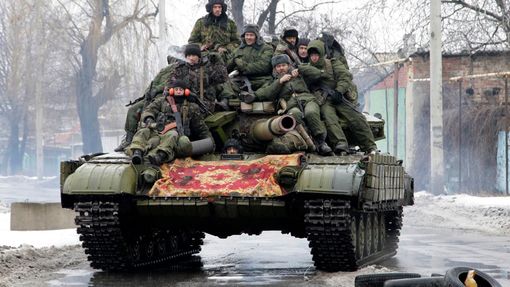 Proruští separatisté na tanku na předměstí Doněcku.